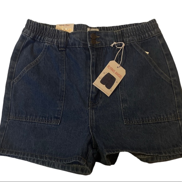 Elastic waist high rise short. - Picture 1 of 4